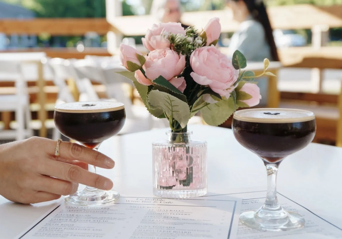Cocktails and flowers on an Epicure Club table